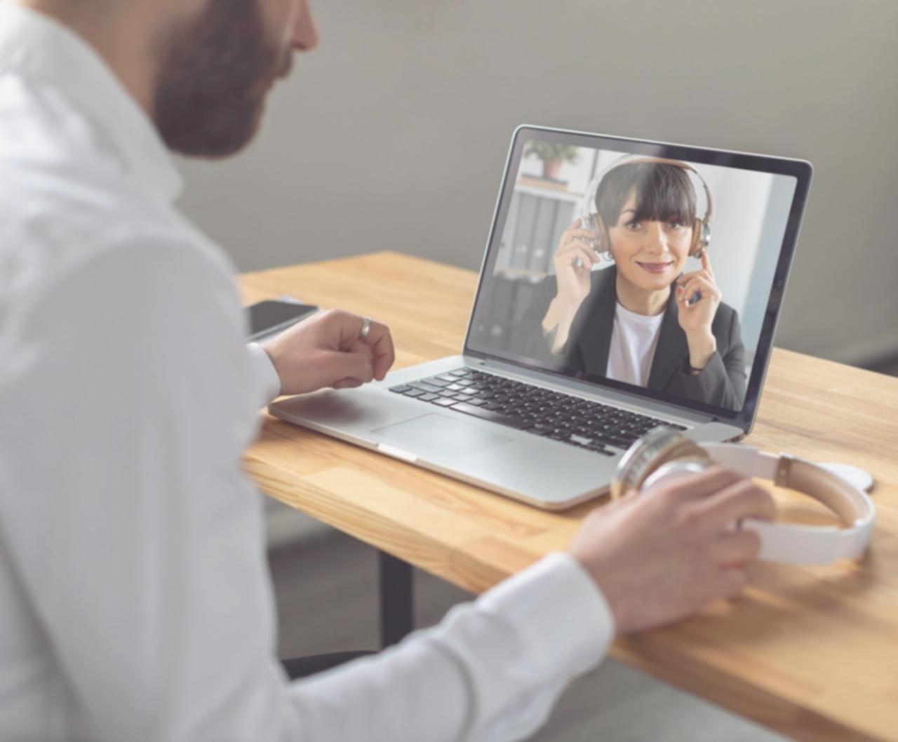 Teilnehmer während einer interaktiven Workshop-Session zum Thema Geschäftsmodellentwicklung